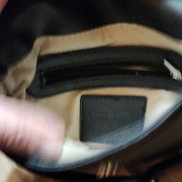 Elegant Black Quilted Crossbody Bag - Picture 4 of 8